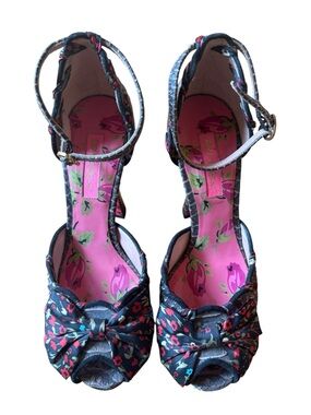 Vintage Betsey Johnson Floral Peep-Toe Ankle Strap wedge Heels. Size 7